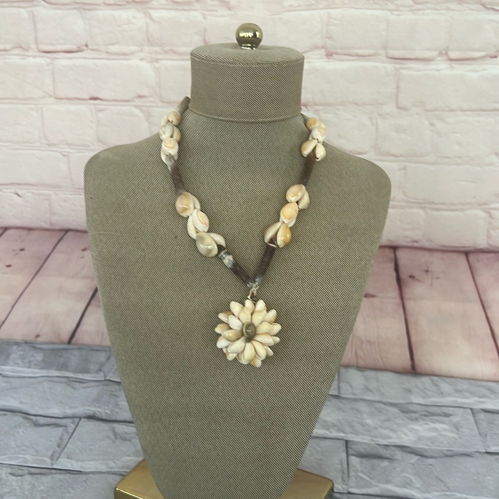 Vintage Shell 🐚 coastal beach necklace made in Hong Kong 16”